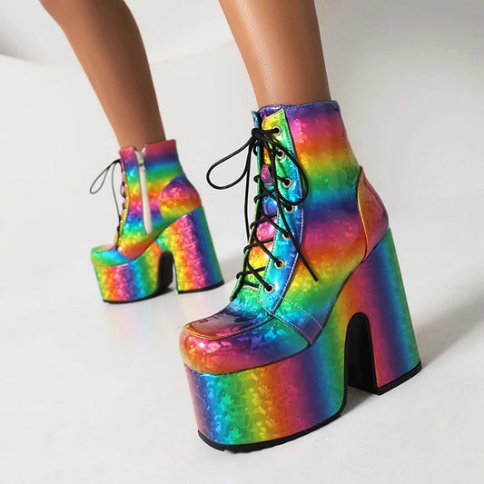 Botas cortas de moda de charol brillante arcoíris con súper plataforma Punta cuadrada Tacón súper grueso Estilo punk Botas de mujer con estampado de murciélago